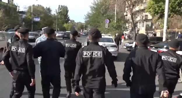 Сотрудники полиции в Ереване, стоп-кадр видео NEWS AM https://news.am/rus/news/783046.html Сотрудники полиции в Ереване, стоп-кадр видео NEWS AM https://news.am/rus/news/783046.html