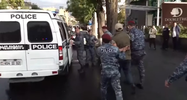 Задержание в Ереване, стоп-кадр видео канала NEWS AM
https://www.youtube.com/watch?v=iGYfqLmCqDw&t=2s Задержание в Ереване, стоп-кадр видео канала NEWS AM
https://www.youtube.com/watch?v=iGYfqLmCqDw&t=2s