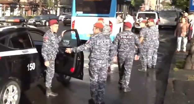 Сотрудники полиции на протестах в Ереване, стоп-кадр видео NEWS AM https://www.youtube.com/watch?v=1_8KKZ0sH8w&t=1s Сотрудники полиции на протестах в Ереване, стоп-кадр видео NEWS AM https://www.youtube.com/watch?v=1_8KKZ0sH8w&t=1s