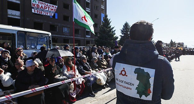 Митинг в Магасе. 2019 г. Фото: Maxim Shemetov, https://ru.wikipedia.org/wiki/%D0%9F%D1%80%D0%BE%D1%82%D0%B5%D1%81%D1%82%D1%8B_%D0%B2_%D0%98%D0%BD%D0%B3%D1%83%D1%88%D0%B5%D1%82%D0%B8%D0%B8_(2018%E2%80%942019) Митинг в Магасе. 2019 г. Фото: Maxim Shemetov, https://ru.wikipedia.org/wiki/%D0%9F%D1%80%D0%BE%D1%82%D0%B5%D1%81%D1%82%D1%8B_%D0%B2_%D0%98%D0%BD%D0%B3%D1%83%D1%88%D0%B5%D1%82%D0%B8%D0%B8_(2018%E2%80%942019)