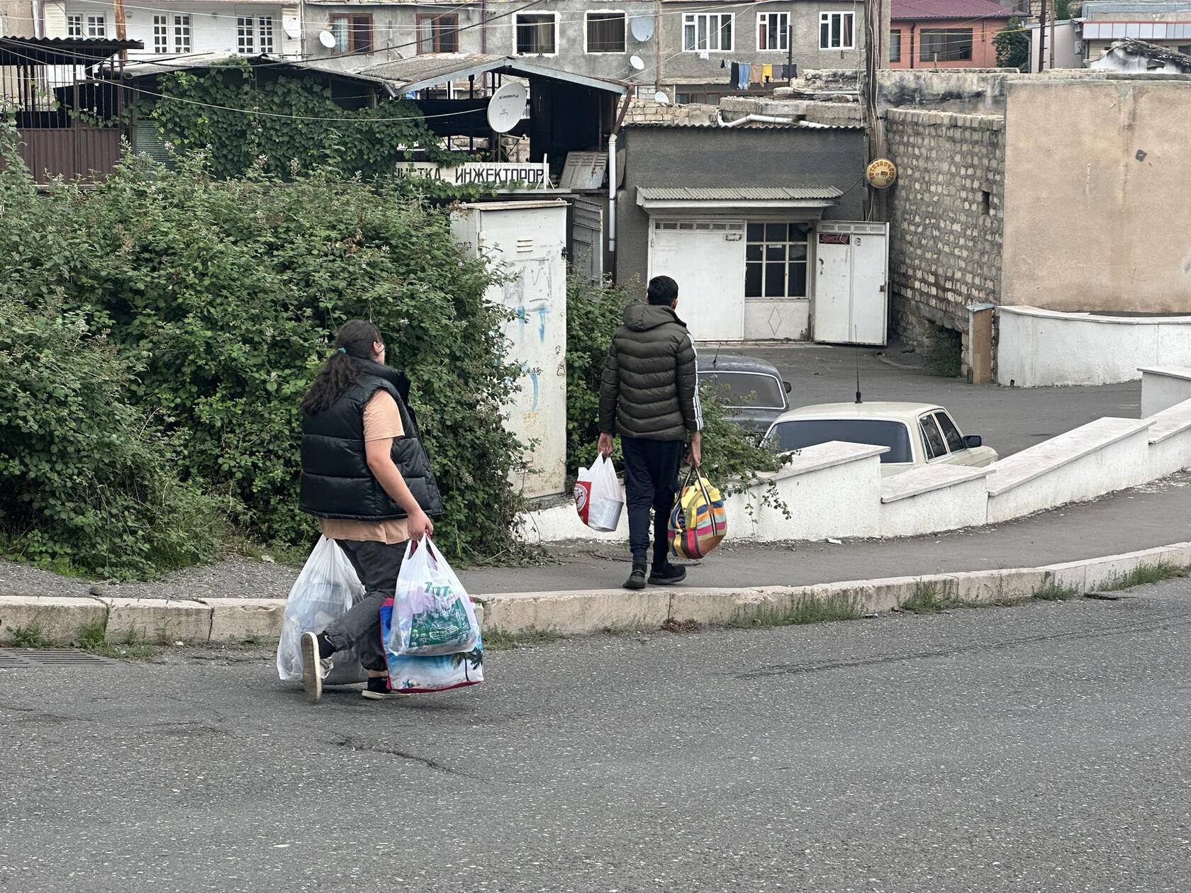 Уезжая из Степанакерта. Фото: Марут Ванян, JAMnews Уезжая из Степанакерта. Фото: Марут Ванян, JAMnews