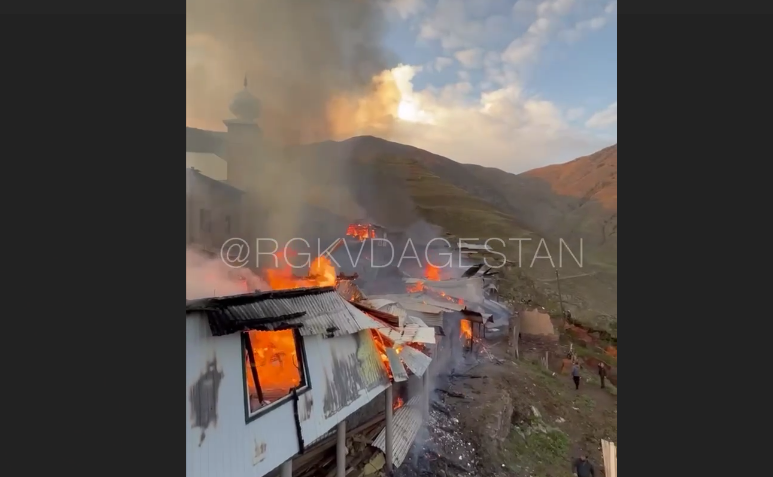Пожар в селе Хутрах. Скриншот видео РГВК "Дагестан" от 30.09.23, https://t.me/RGVKDAGESTAN/24913. Пожар в селе Хутрах. Скриншот видео РГВК "Дагестан" от 30.09.23, https://t.me/RGVKDAGESTAN/24913.