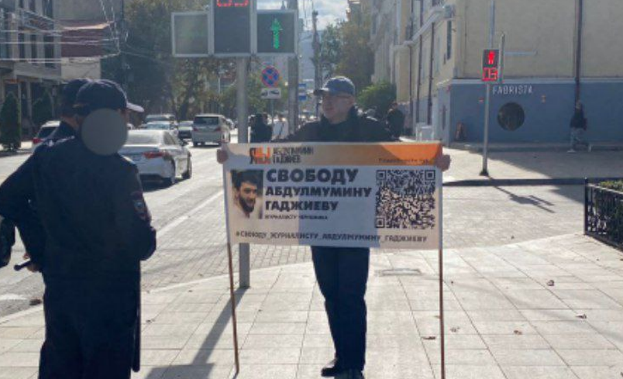 Пикет Магомеда Магомедова в поддержку Абдулмумина Гаджиева. Скриншот фото из Telegram-канала "Черновик" от 09.10.23, https://t.me/chernovik/61401 Пикет Магомеда Магомедова в поддержку Абдулмумина Гаджиева. Скриншот фото из Telegram-канала "Черновик" от 09.10.23, https://t.me/chernovik/61401