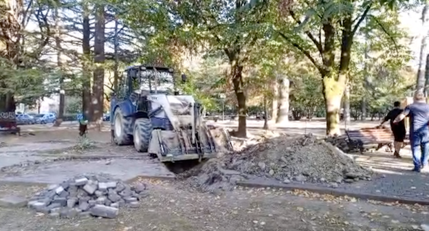 Работы в парке в Сочи, фото: корреспондент "Кавказского узла" Работы в парке в Сочи, фото: корреспондент "Кавказского узла"