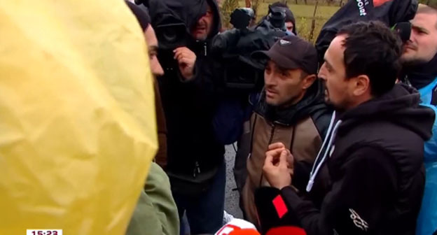Столкновения близ дома Бидзины Иванишвили. Скриншот видео https://mtavari;tv/news/138070 Столкновения близ дома Бидзины Иванишвили. Скриншот видео https://mtavari;tv/news/138070