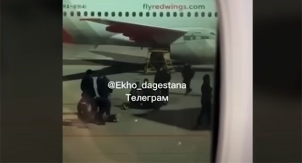Задержание участников массовых беспорядков в Махачкале. Скриншот видео https://www.youtube.com/watch?v=i-fynoC2XXo Задержание участников массовых беспорядков в Махачкале. Скриншот видео https://www.youtube.com/watch?v=i-fynoC2XXo