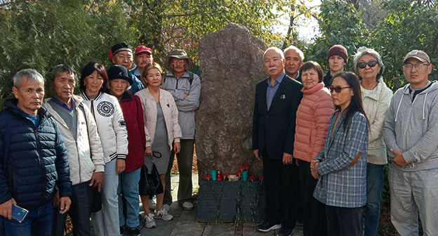 Элистинские активисты на акции памяти. 30 октября 2023 г. Фото Вячеслава Ященко для "Кавказского узла" Элистинские активисты на акции памяти. 30 октября 2023 г. Фото Вячеслава Ященко для "Кавказского узла"