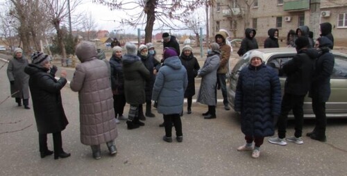 Сход жителей дома, оставшегося без отопления. Астрахань, декабрь 2022 г. Фото Вячеслава Ященко для "Кавказского узла" Сход жителей дома, оставшегося без отопления. Астрахань, декабрь 2022 г. Фото Вячеслава Ященко для "Кавказского узла"