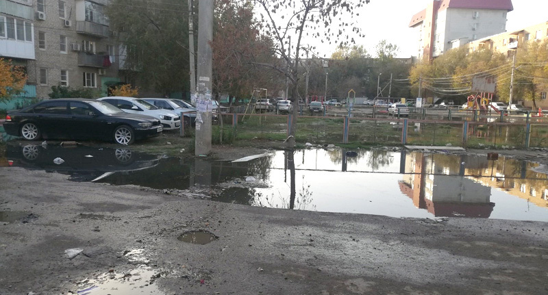 Затопленный нечистотами двор в Астрахани. Скриншот публикации https://vk.com/wall-37473293_1845563