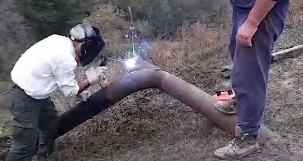 Рабочие ремонтируют водопроводную трубу в Баксанском районе. Кадр видео ЦУР Кабардино-Балкарии https://t.me/tsur_07/2168 Рабочие ремонтируют водопроводную трубу в Баксанском районе. Кадр видео ЦУР Кабардино-Балкарии https://t.me/tsur_07/2168