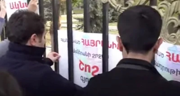 Участники шествия перед зданием парламента Армении, фото: https://news.am/rus/news/791636.html Участники шествия перед зданием парламента Армении, фото: https://news.am/rus/news/791636.html