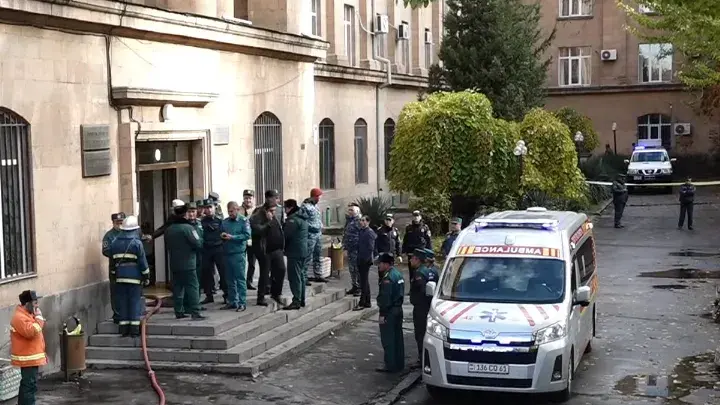 Взрыв и пожар в Ереванском госуниверситете. Фото: https://360tv.news/news/mir/odin-chelovek-pogib-pri-vzryve-v-erevanskom-gosuniversitete/ YouTube Взрыв и пожар в Ереванском госуниверситете. Фото: https://360tv.news/news/mir/odin-chelovek-pogib-pri-vzryve-v-erevanskom-gosuniversitete/ YouTube