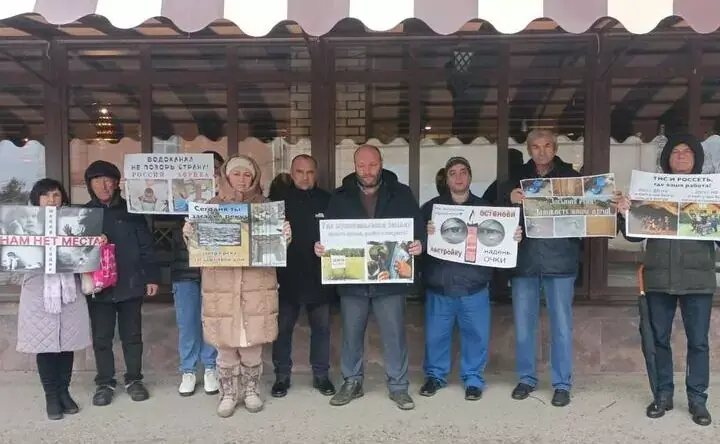 Активисты на митинге в Чалтыре Краснокрымского поселения. 19 ноября 2023 г. Фото: Дзадура Тызыхяна https://www.donnews.ru Активисты на митинге в Чалтыре Краснокрымского поселения. 19 ноября 2023 г. Фото: Дзадура Тызыхяна https://www.donnews.ru