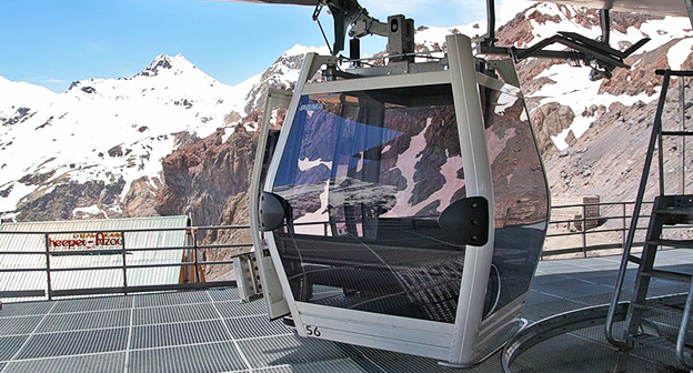 Канатная дорога на "Эльбрусе". Фото: https://prielbrusie-ski.ru Канатная дорога на "Эльбрусе". Фото: https://prielbrusie-ski.ru