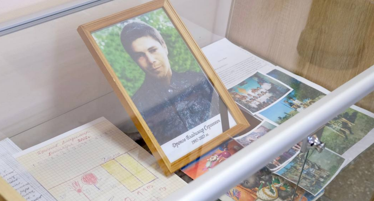 Стенд памяти Владимира Дронова. Скриншот фото из Telegram-канала администрации Камызякского района от 22.11.23, https://t.me/admkam/9617 Стенд памяти Владимира Дронова. Скриншот фото из Telegram-канала администрации Камызякского района от 22.11.23, https://t.me/admkam/9617