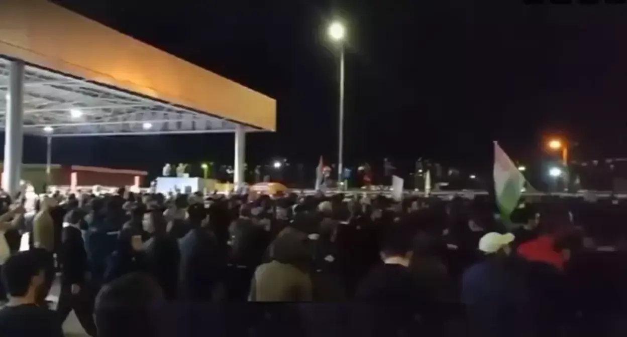 Беспорядки в Махачкале. Скриншот видео "ВKoнтакте" Беспорядки в Махачкале. Скриншот видео "ВKoнтакте"