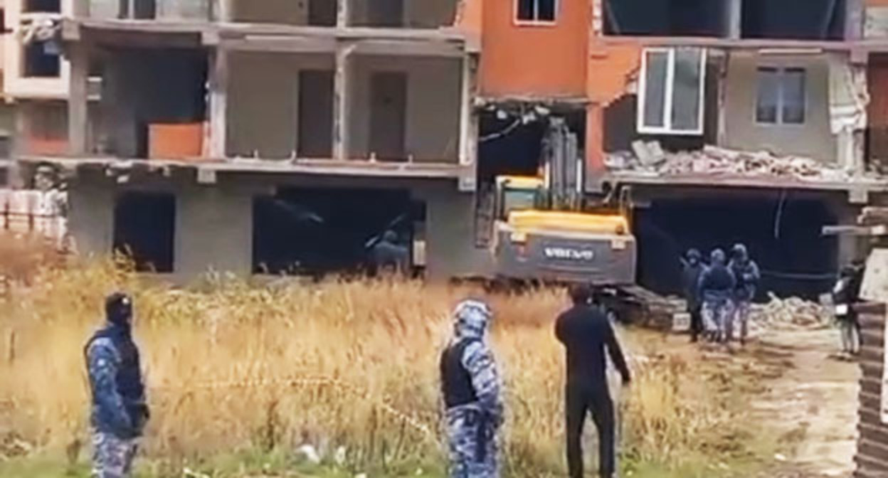 Снос многоэтажки в Махачкале. Скриншот видео https://t.me/novoedelo/22230 Снос многоэтажки в Махачкале. Скриншот видео https://t.me/novoedelo/22230
