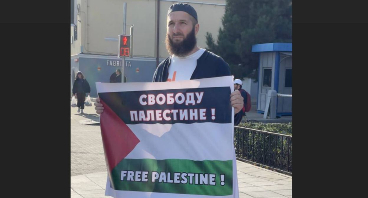 Идрис Юсупов на пикете в Махачкале. Скриншот фото из Telegram-канала "Черновик" от 6.11.23, https://t.me/chernovik/62754 Идрис Юсупов на пикете в Махачкале. Скриншот фото из Telegram-канала "Черновик" от 6.11.23, https://t.me/chernovik/62754