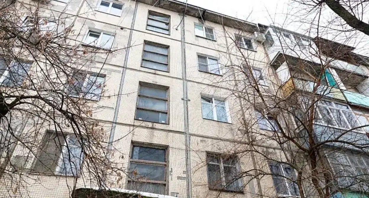 Аварийная пятиэтажка в Кривошлыковском переулке. Фото: https://www.donnews.ru/v-rostove-byvshie-zhiltsy-avariynogo-doma-v-krivoshlykovskom-rasskazali-o-vysokih-kompensatsiyah-za-kvartiry Аварийная пятиэтажка в Кривошлыковском переулке. Фото: https://www.donnews.ru/v-rostove-byvshie-zhiltsy-avariynogo-doma-v-krivoshlykovskom-rasskazali-o-vysokih-kompensatsiyah-za-kvartiry