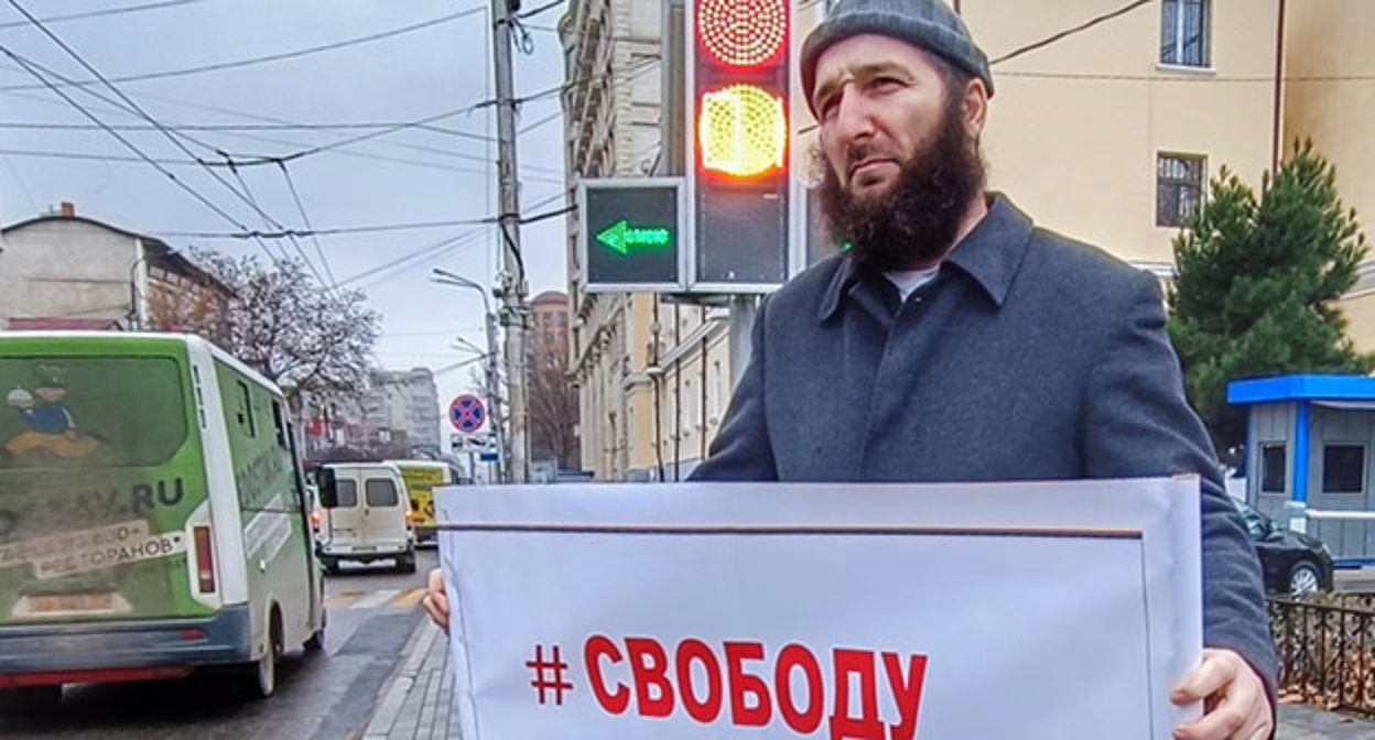 Идрис Юсупов (включен в реестр иностранных агентов) на одиночном пикете. Махачкала, декабрь 2022 года. Фото корреспондента "Кавказского узла" Идрис Юсупов (включен в реестр иностранных агентов) на одиночном пикете. Махачкала, декабрь 2022 года. Фото корреспондента "Кавказского узла"