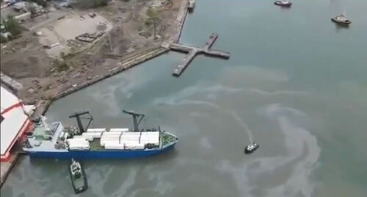 Разлив нефти в Туапсе. Скриншот видео из "Инстаграма tuapse_info", instagram.com/tuapse_info/ Разлив нефти в Туапсе. Скриншот видео из "Инстаграма tuapse_info", instagram.com/tuapse_info/