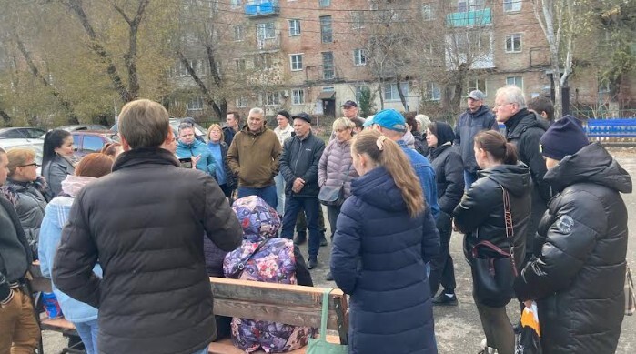 Собрание жильцов обрушившегося дома в Астрахани. 25.11.23. Фото предоставлено "Кавказскому узлу" Олегом Шеиным. Собрание жильцов обрушившегося дома в Астрахани. 25.11.23. Фото предоставлено "Кавказскому узлу" Олегом Шеиным.