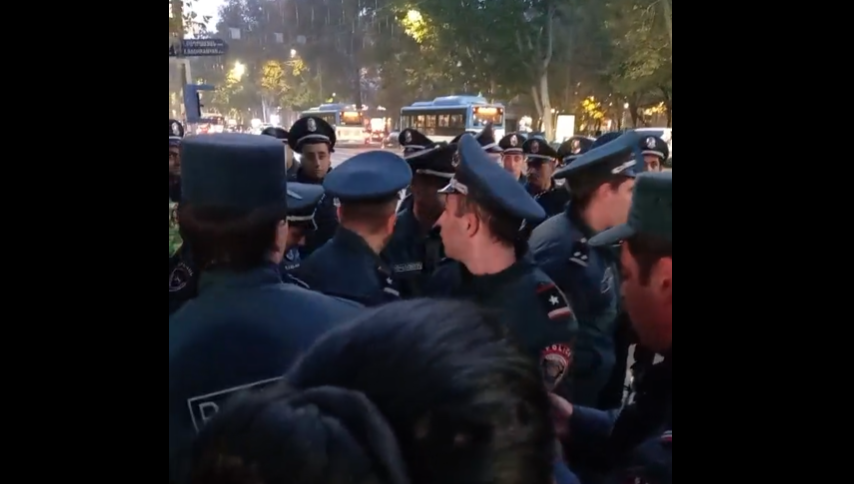Скопление силовиков на акции протеста в Ереване. Стоп-кадр видеотрансляции в Facebook (деятельность компании Meta, которая владеет соцсетью, запрещена в России), https://www.facebook.com/zangchannel/videos/1402024804067373/
Скопление силовиков на акции протеста в Ереване. Стоп-кадр видеотрансляции в Facebook (деятельность компании Meta, которая владеет соцсетью, запрещена в России), https://www.facebook.com/zangchannel/videos/1402024804067373/