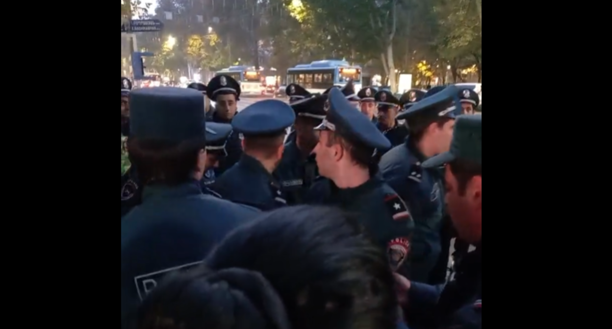Скопление силовиков на акции протеста в Ереване. Стоп-кадр видеотрансляции в Facebook (деятельность компании Meta, которая владеет соцсетью, запрещена в России), https://www.facebook.com/zangchannel/videos/1402024804067373/
Скопление силовиков на акции протеста в Ереване. Стоп-кадр видеотрансляции в Facebook (деятельность компании Meta, которая владеет соцсетью, запрещена в России), https://www.facebook.com/zangchannel/videos/1402024804067373/