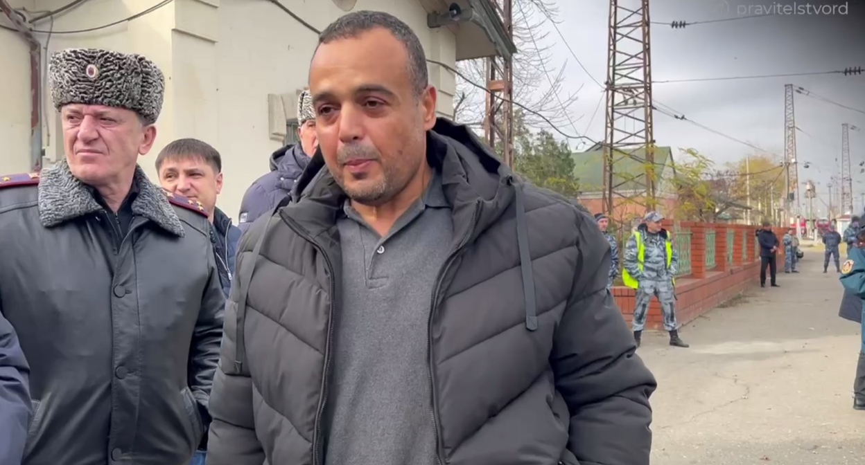 Один из палестинских беженцев. Махачкала, 26 ноября 2023 года. Кадр видео правительства Дагестана https://t.me/pravitelstvord/13363 Один из палестинских беженцев. Махачкала, 26 ноября 2023 года. Кадр видео правительства Дагестана https://t.me/pravitelstvord/13363
