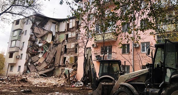 Обрушение жилого дома на площади Вокзальной в Астрахани. Фото: ГТРК "Лотос"
https://lotosgtrk.ru/news/v-astrakhani-snesut-obrushivshiysya-dom-na-ploshchadi-vokzalnoy/ Обрушение жилого дома на площади Вокзальной в Астрахани. Фото: ГТРК "Лотос"
https://lotosgtrk.ru/news/v-astrakhani-snesut-obrushivshiysya-dom-na-ploshchadi-vokzalnoy/