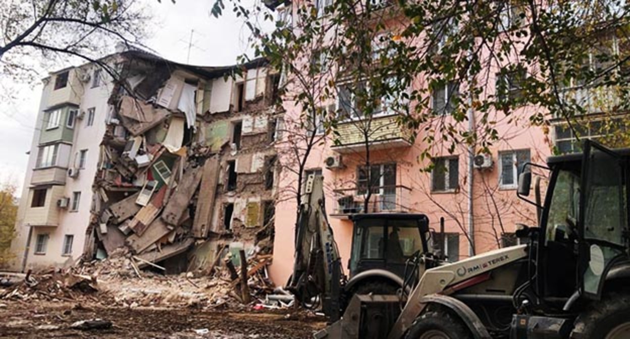 Обрушение жилого дома на площади Вокзальной в Астрахани. Фото: ГТРК "Лотос"
https://lotosgtrk.ru/news/v-astrakhani-snesut-obrushivshiysya-dom-na-ploshchadi-vokzalnoy/