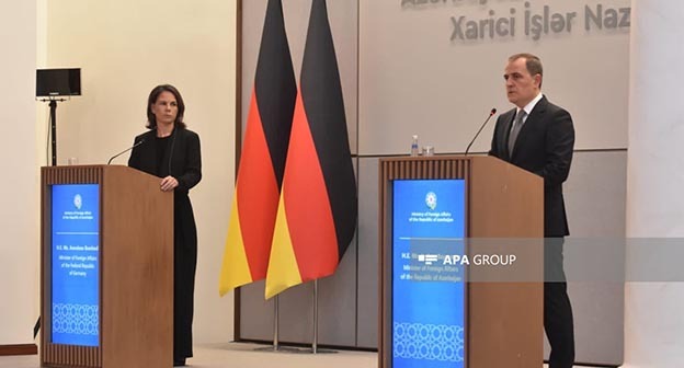 Анналена Бербок и Джейхун Байрамов/ Фото: https://ru.apa.az/foreign-policy/dzeixun-bairamov-vizit-glavy-mid-germanii-v-azerbaidzan-byl-poleznym-540150 Анналена Бербок и Джейхун Байрамов/ Фото: https://ru.apa.az/foreign-policy/dzeixun-bairamov-vizit-glavy-mid-germanii-v-azerbaidzan-byl-poleznym-540150