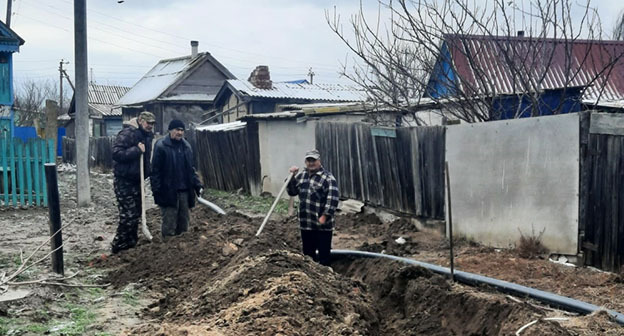Жители поселка Тишково в Астраханской области самостоятельно закапывают промерзшую трубу. Фото предоставлено Артемом Саеровым Жители поселка Тишково в Астраханской области самостоятельно закапывают промерзшую трубу. Фото предоставлено Артемом Саеровым