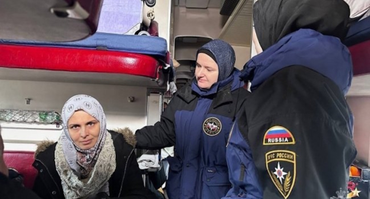 Палестинские беженки и сотрудницы МЧС, фото: пресс-служба МЧС РФ. Палестинские беженки и сотрудницы МЧС, фото: пресс-служба МЧС РФ.