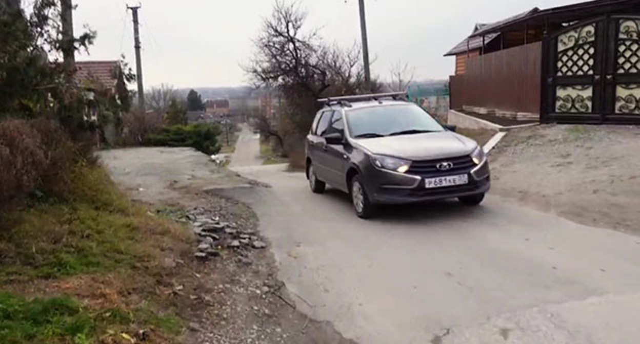 Дорога на гору по переулку Анжиевского в Прохладном. Скриншот видео https://t.me/c/1333638435 Дорога на гору по переулку Анжиевского в Прохладном. Скриншот видео https://t.me/c/1333638435
