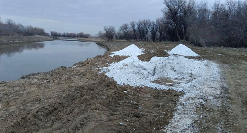 Химическое вещество на берегу реки Ахтуба. Скриншот публикации https://vk.com/wall-124380975_37924 Химическое вещество на берегу реки Ахтуба. Скриншот публикации https://vk.com/wall-124380975_37924
