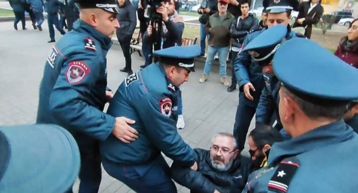 Полицейские задерживают участника шествия. Ереван, 2 декабря 2023 года. Фото со страницы инициативной группы "Занг" в Facebook (деятельность компании Meta, которая владеет Facebook, запрещена в России). Полицейские задерживают участника шествия. Ереван, 2 декабря 2023 года. Фото со страницы инициативной группы "Занг" в Facebook (деятельность компании Meta, которая владеет Facebook, запрещена в России).