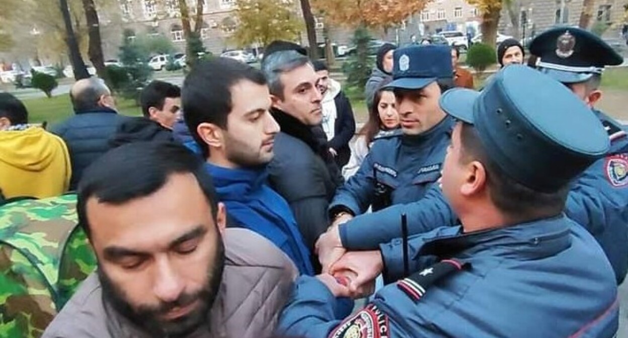 Полицейские задерживают участников шествия. Ереван, 2 декабря 2023 года. Фото со страницы инициативной группы "Занг" в Facebook (деятельность компании Meta, которая владеет Facebook, запрещена в России). Полицейские задерживают участников шествия. Ереван, 2 декабря 2023 года. Фото со страницы инициативной группы "Занг" в Facebook (деятельность компании Meta, которая владеет Facebook, запрещена в России).