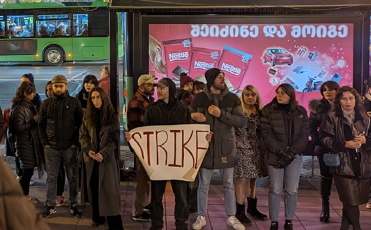 Участники акции протеста у театра оперы и балета в Тбилиси. Скриншот фото из Facebook (деятельность компании Meta, владеющей соцсетью, запрещена в России) "Мауцкебели" от 02.12.23, https://www.facebook.com/photo/?fbid=871090511683070&set=pcb.871090685016386 Участники акции протеста у театра оперы и балета в Тбилиси. Скриншот фото из Facebook (деятельность компании Meta, владеющей соцсетью, запрещена в России) "Мауцкебели" от 02.12.23, https://www.facebook.com/photo/?fbid=871090511683070&set=pcb.871090685016386
