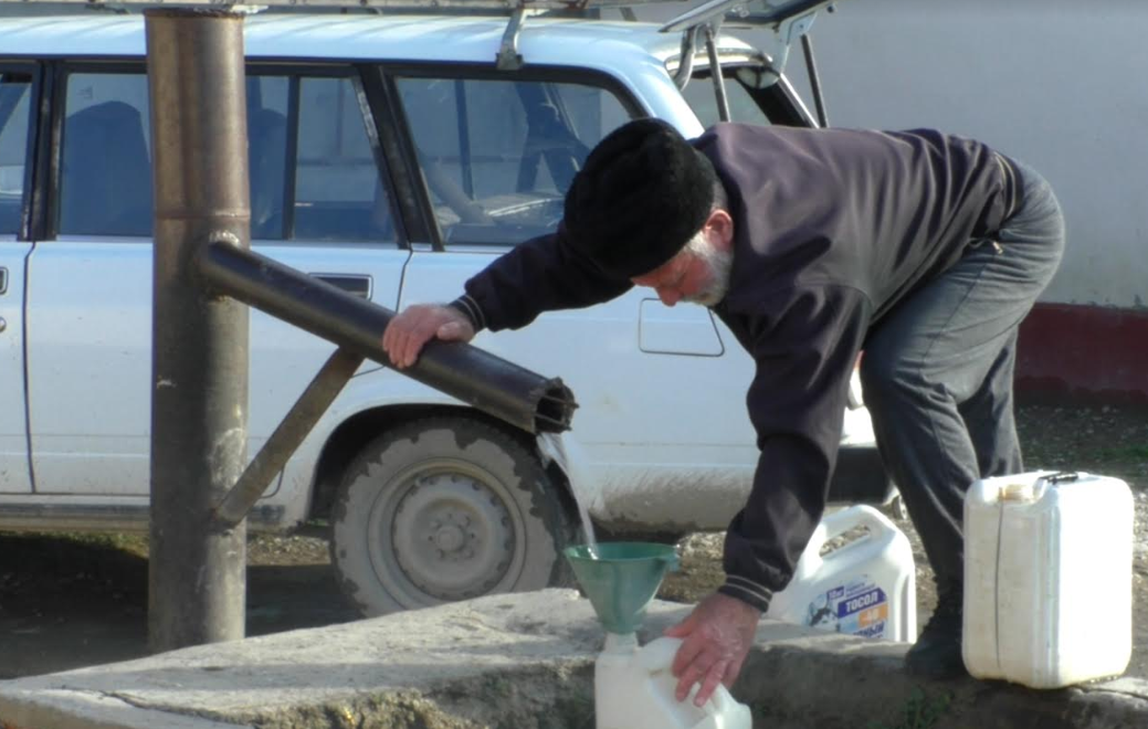 Житель Умашаула набирает воду. Стоп-кадр видео "Кавказского узла", https://youtu.be/X45ODib0-Mg
Житель Умашаула набирает воду. Стоп-кадр видео "Кавказского узла", https://youtu.be/X45ODib0-Mg