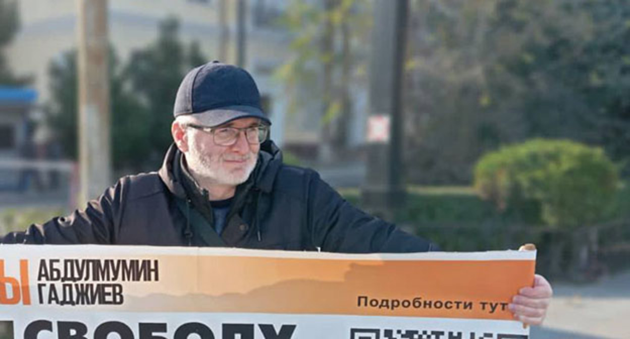 Магомед Магомедов в одиночном пикете. Махачкала, 4 декабря 2023 г. Фото: Телеграм-канал "Черновик" Магомед Магомедов в одиночном пикете. Махачкала, 4 декабря 2023 г. Фото: Телеграм-канал "Черновик"