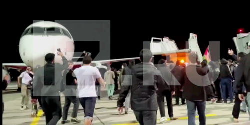 Дагестанцы пытаются прямо по крылу самолета, прилетевшего из Израиля, пробраться внутрь борта.

Скриншот видео: “Известия”, опубликованного в https://t.me/ostorozhno_novosti/2084