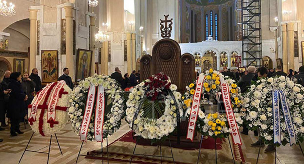 Похороны жителей Абхазии, пропавших без вести во время военных действий 1990-х годов. Фото: https://1tv.ge Похороны жителей Абхазии, пропавших без вести во время военных действий 1990-х годов. Фото: https://1tv.ge