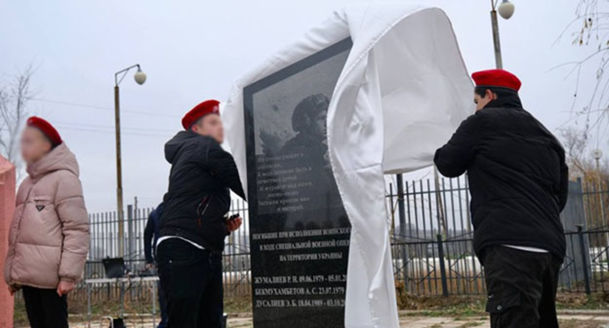 Открытие мемориальной доски в селе Караульное Камызякского района. Фото: Администрация МО
Открытие мемориальной доски в селе Караульное Камызякского района. Фото: Администрация МО