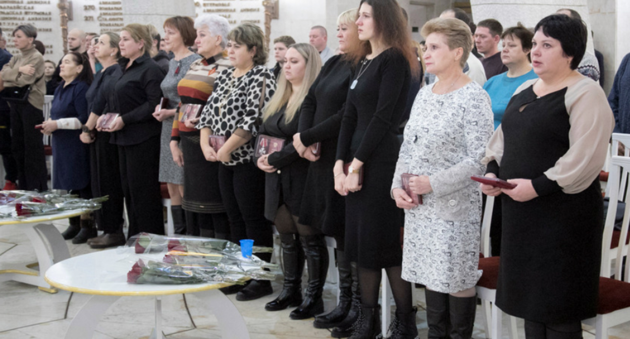 Родные погибших. Скриншот фото с сайта музея-панорамы "Сталинградская битва" от 07.12.23, https://stalingrad-battle.ru/about/m-news/2023/12603/ Родные погибших. Скриншот фото с сайта музея-панорамы "Сталинградская битва" от 07.12.23, https://stalingrad-battle.ru/about/m-news/2023/12603/