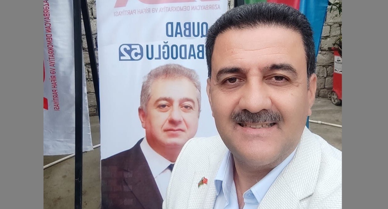Руфат Мурадлы на фоне портрета политика Губада Ибадоглу. Фото: JAMnews https://t.me/jamnewsru/13907 Руфат Мурадлы на фоне портрета политика Губада Ибадоглу. Фото: JAMnews https://t.me/jamnewsru/13907