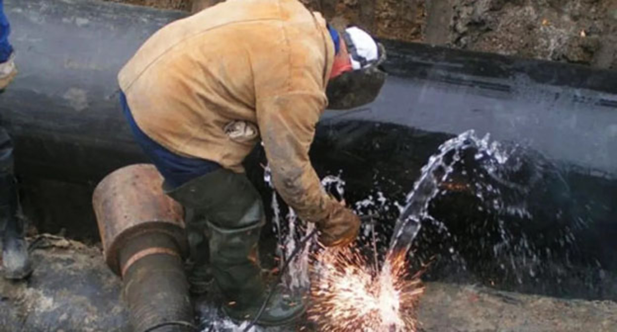 Авария на водоводе. Фото: https://chernovik.net/content/lenta-novostey/avariya-na-chirkeyskom-vodovode-ostavila-bez-vody-zhiteley-buynakska Авария на водоводе. Фото: https://chernovik.net/content/lenta-novostey/avariya-na-chirkeyskom-vodovode-ostavila-bez-vody-zhiteley-buynakska