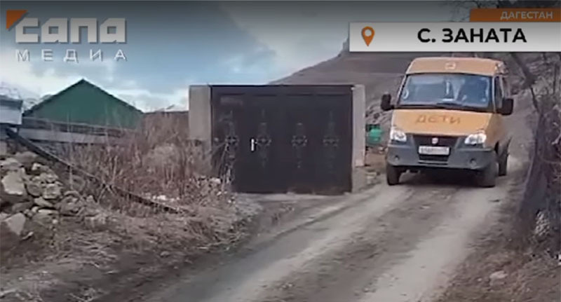 Школьный автобус в Занате. Кадр из видео https://vk.com/wall-108870974_772632 Школьный автобус в Занате. Кадр из видео https://vk.com/wall-108870974_772632