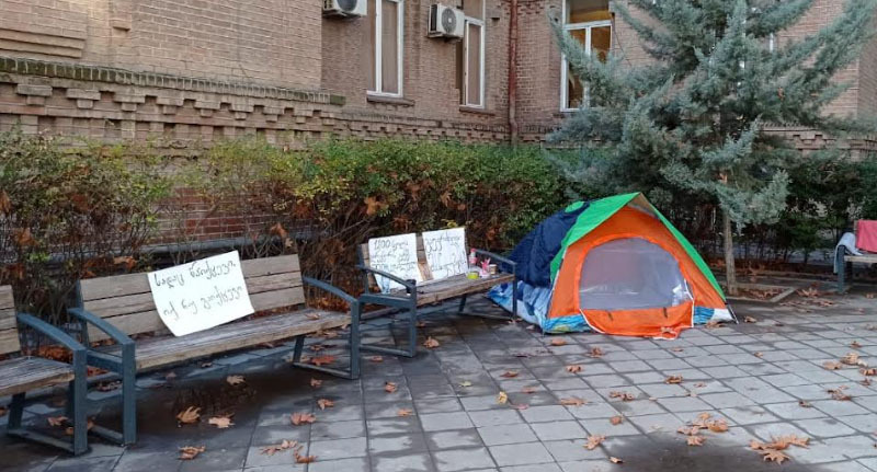 Палатка участников акции протеста около здания Минобрнауки Грузии в Тбилиси. Фото Инны Кукуджановой для "Кавказского узла" Палатка участников акции протеста около здания Минобрнауки Грузии в Тбилиси. Фото Инны Кукуджановой для "Кавказского узла"