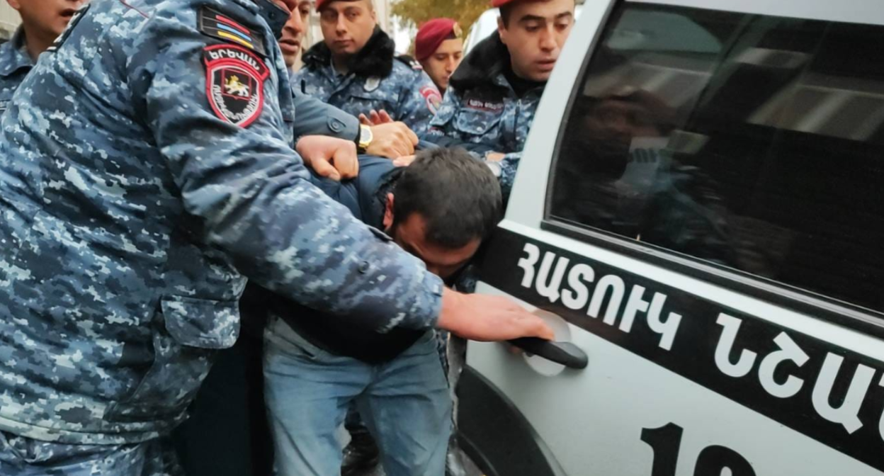 Задержание участников акции протеста в Ереване. Скриншот фото из Facebook (деятельность компании Meta, которая владеет соцсетью, запрещена в России) движения Zang от 09.12.23, https://www.facebook.com/zangchannel?mibextid=ViGcVu Задержание участников акции протеста в Ереване. Скриншот фото из Facebook (деятельность компании Meta, которая владеет соцсетью, запрещена в России) движения Zang от 09.12.23, https://www.facebook.com/zangchannel?mibextid=ViGcVu